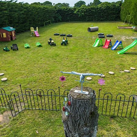 Upside Down House - Sleeps Up To 6 Guests - Great For Family And Friends Gatherings,Corporate Events ,Near Sherwood Forest At Fairview Farm In Nottingham Set In 88 Acres Exteriör bild
