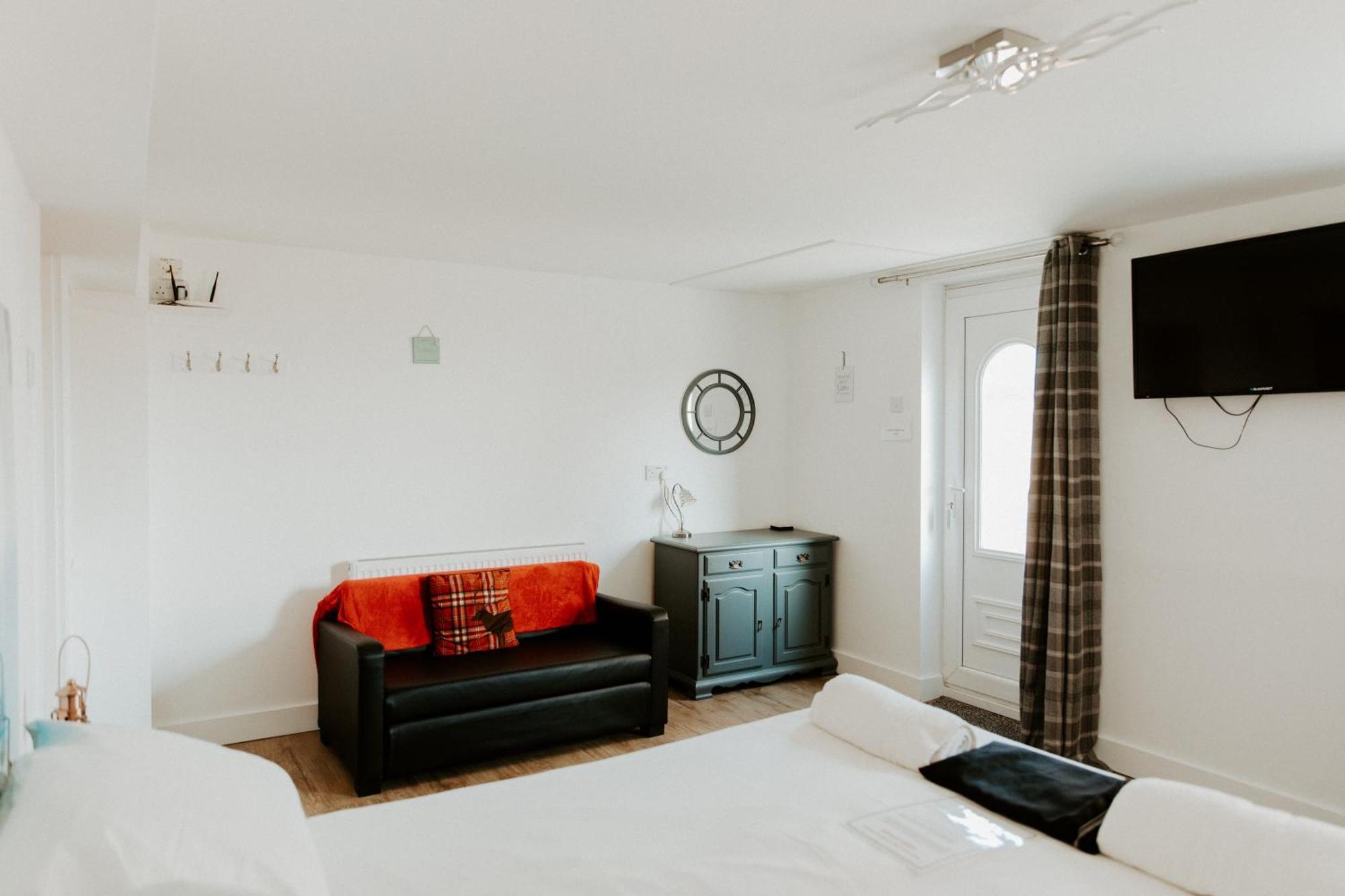 Upside Down House - Sleeps Up To 6 Guests - Great For Family And Friends Gatherings,Corporate Events ,Near Sherwood Forest At Fairview Farm In Nottingham Set In 88 Acres Exteriör bild