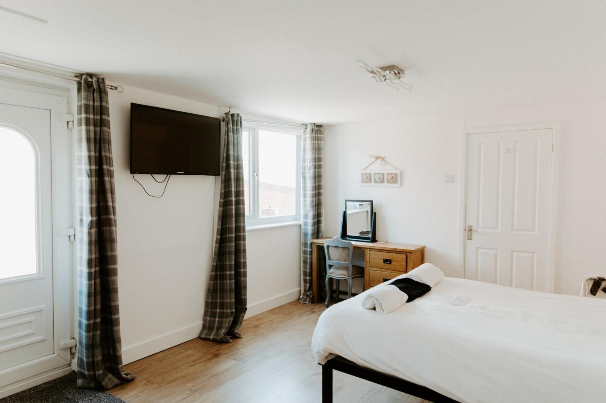 Upside Down House - Sleeps Up To 6 Guests - Great For Family And Friends Gatherings,Corporate Events ,Near Sherwood Forest At Fairview Farm In Nottingham Set In 88 Acres Exteriör bild