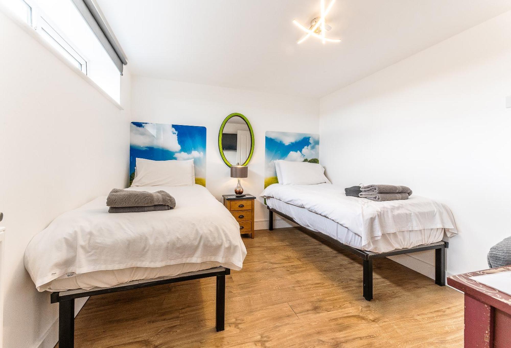 Upside Down House - Sleeps Up To 6 Guests - Great For Family And Friends Gatherings,Corporate Events ,Near Sherwood Forest At Fairview Farm In Nottingham Set In 88 Acres Exteriör bild