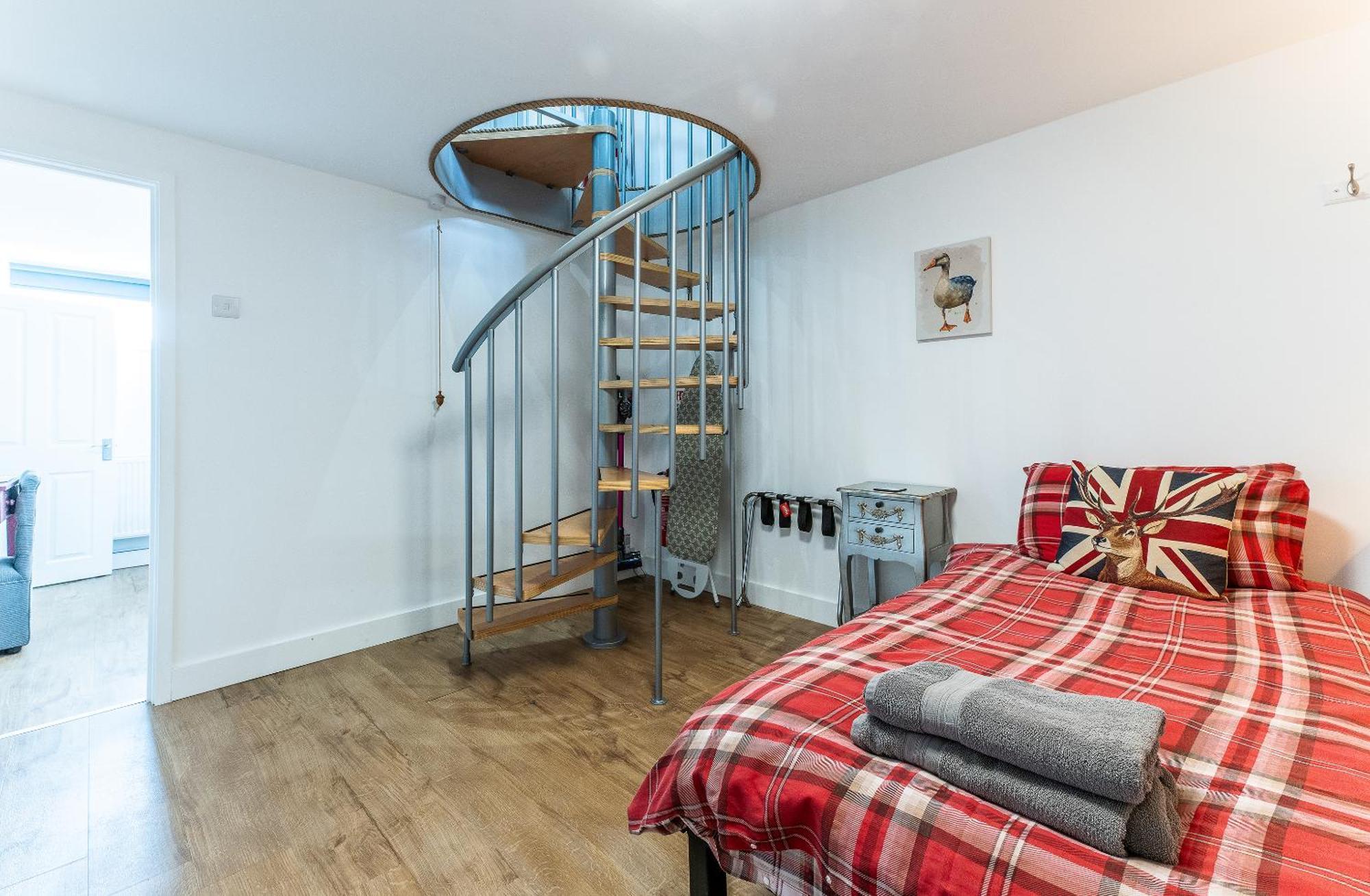 Upside Down House - Sleeps Up To 6 Guests - Great For Family And Friends Gatherings,Corporate Events ,Near Sherwood Forest At Fairview Farm In Nottingham Set In 88 Acres Exteriör bild
