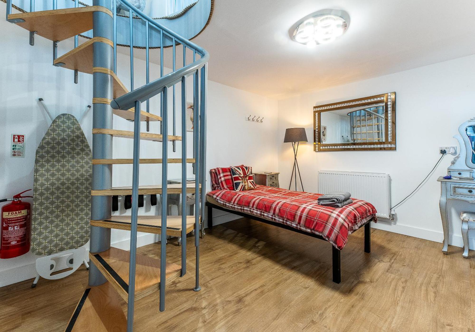 Upside Down House - Sleeps Up To 6 Guests - Great For Family And Friends Gatherings,Corporate Events ,Near Sherwood Forest At Fairview Farm In Nottingham Set In 88 Acres Exteriör bild