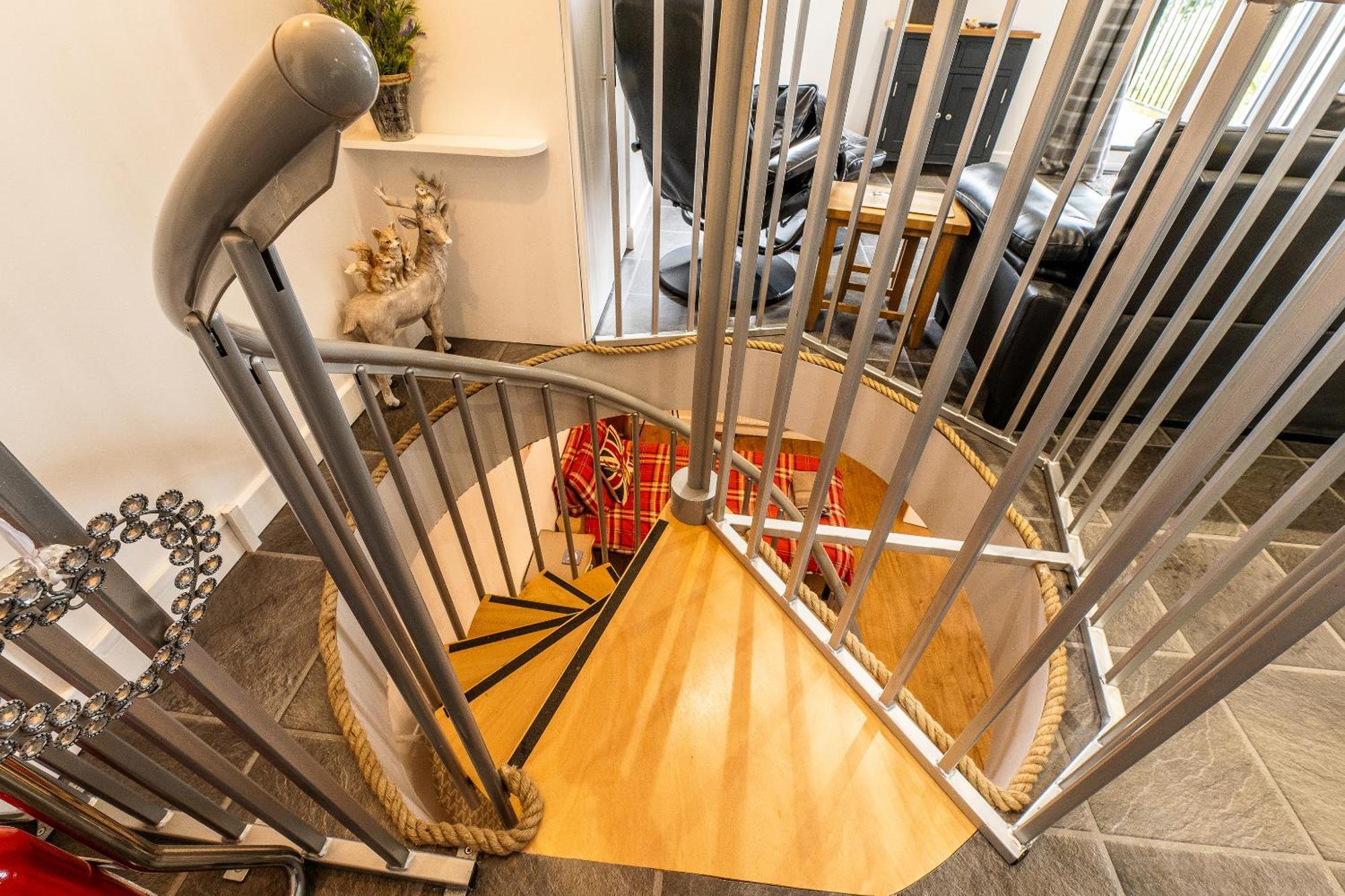 Upside Down House - Sleeps Up To 6 Guests - Great For Family And Friends Gatherings,Corporate Events ,Near Sherwood Forest At Fairview Farm In Nottingham Set In 88 Acres Exteriör bild