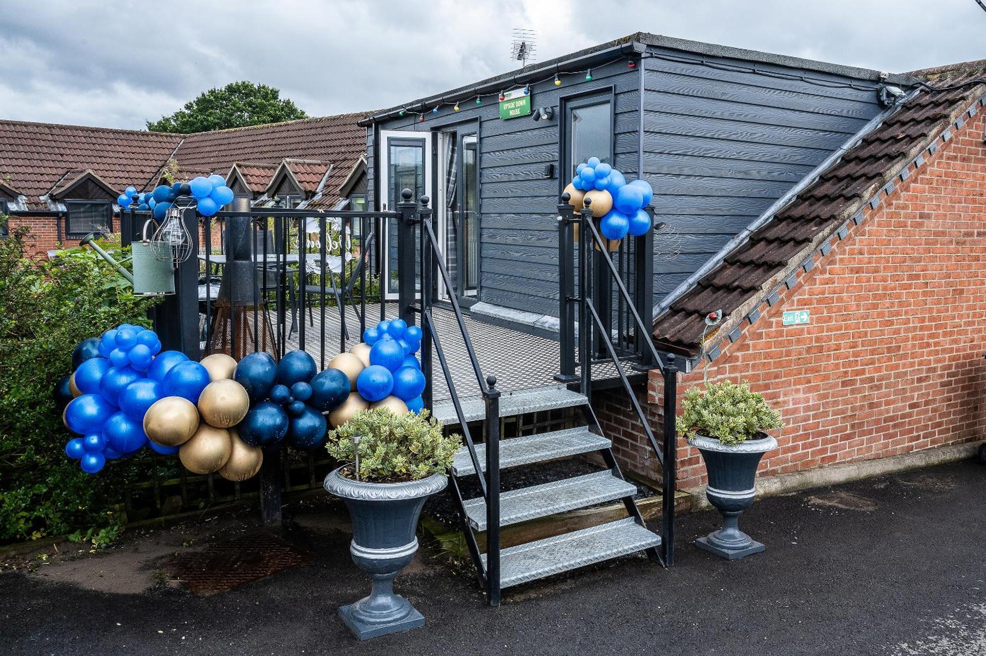 Upside Down House - Sleeps Up To 6 Guests - Great For Family And Friends Gatherings,Corporate Events ,Near Sherwood Forest At Fairview Farm In Nottingham Set In 88 Acres Exteriör bild
