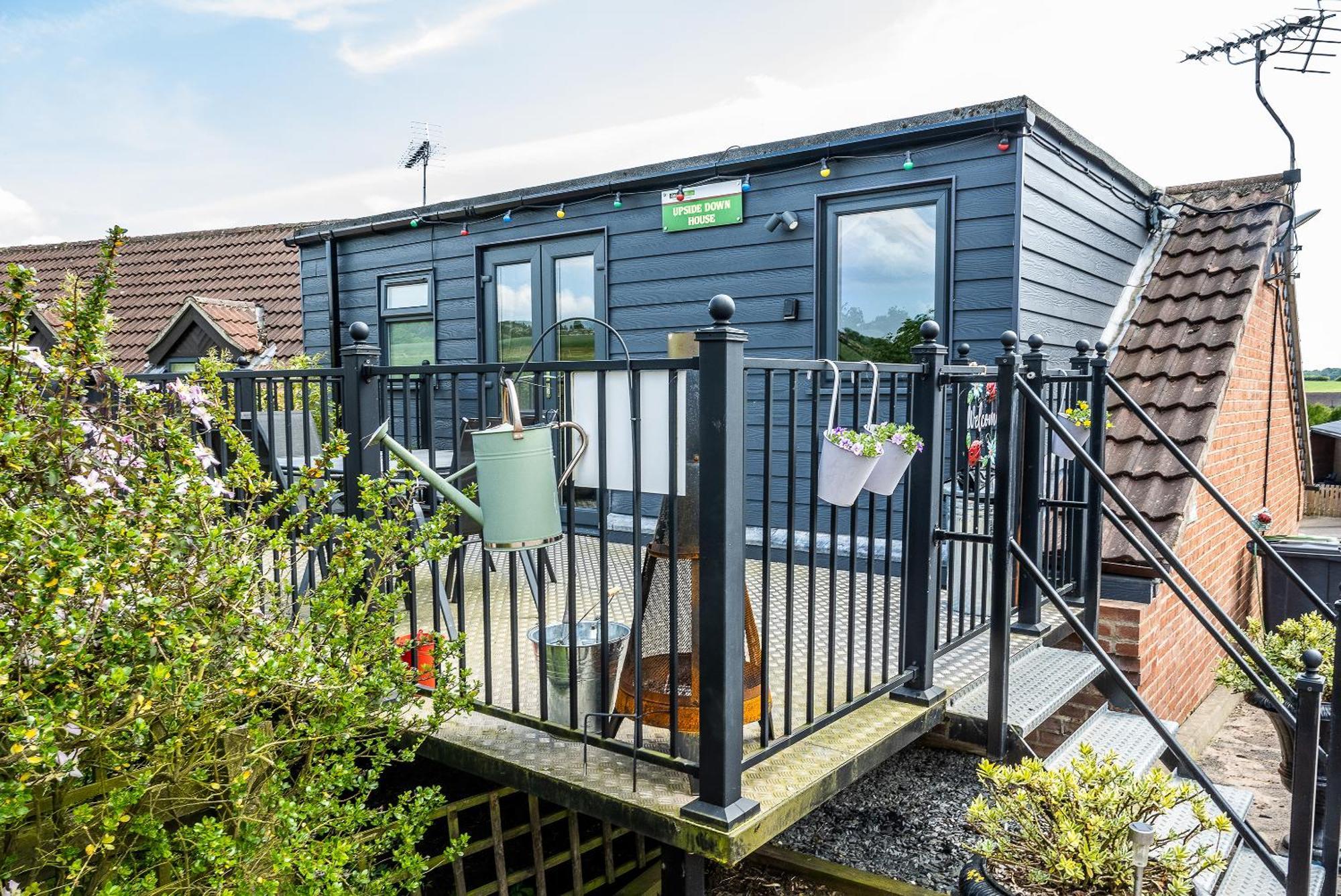 Upside Down House - Sleeps Up To 6 Guests - Great For Family And Friends Gatherings,Corporate Events ,Near Sherwood Forest At Fairview Farm In Nottingham Set In 88 Acres Exteriör bild