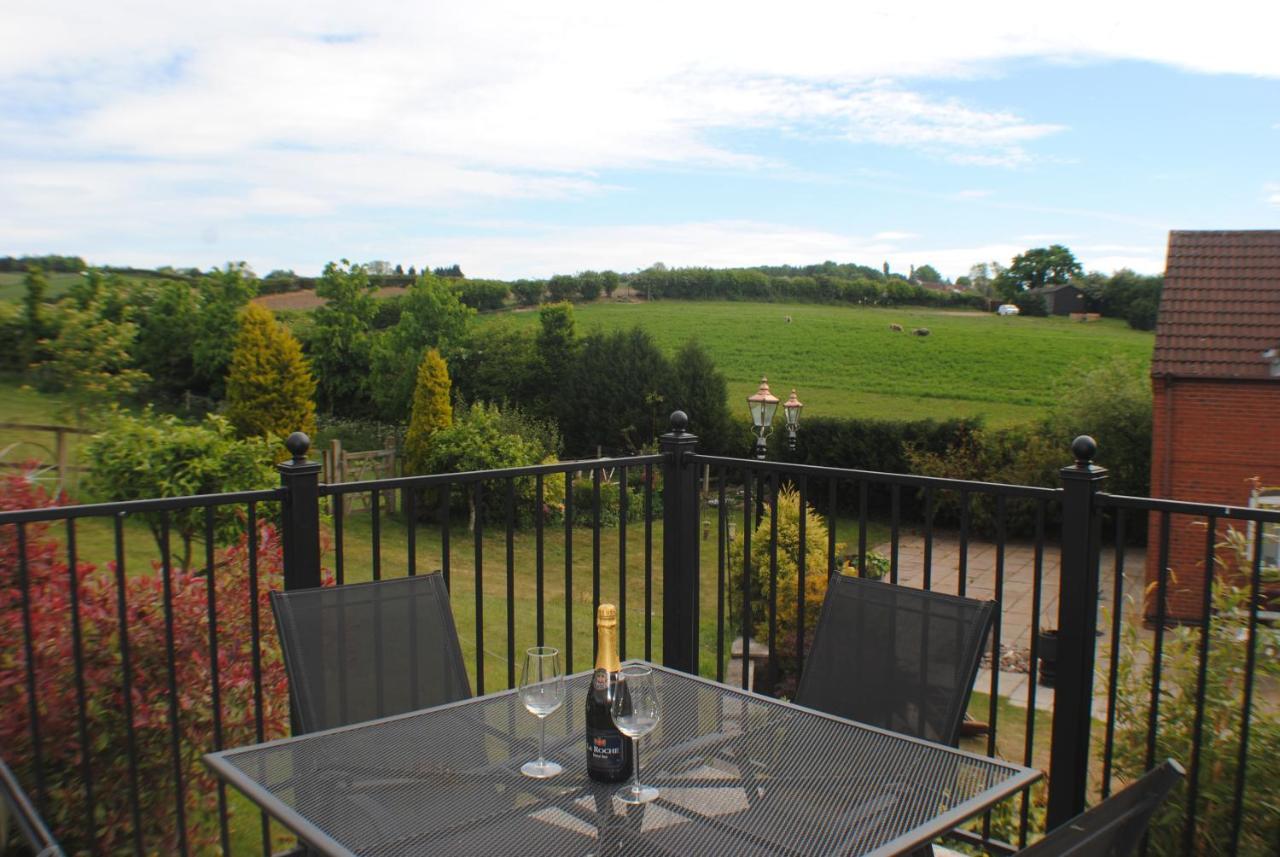 Upside Down House - Sleeps Up To 6 Guests - Great For Family And Friends Gatherings,Corporate Events ,Near Sherwood Forest At Fairview Farm In Nottingham Set In 88 Acres Exteriör bild